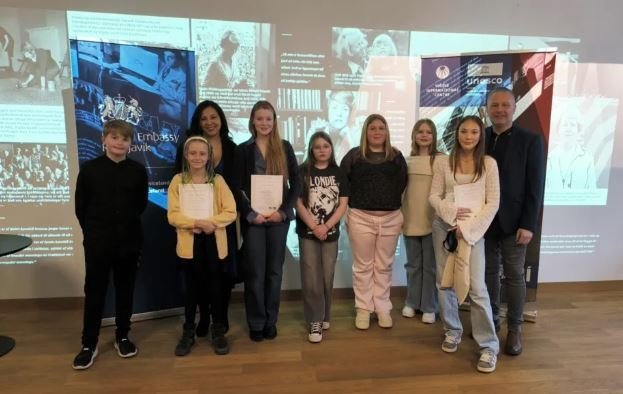 Hvergerðingar fremstir í flokki á verðlaunaafhendingu ensku smásagnakeppninnar