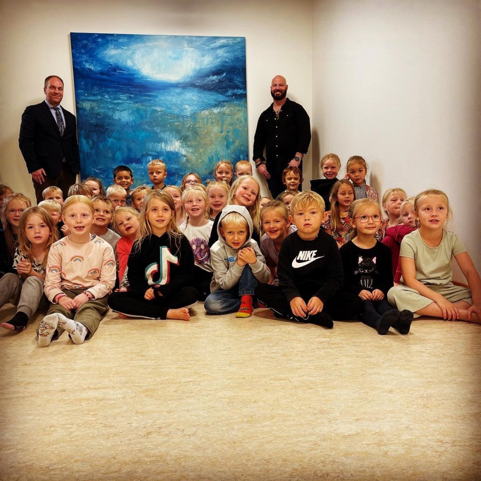 Nemendur í 1. bekk ásamt Sævari Þór skólastjóra og Víði Mýrmann listmálara