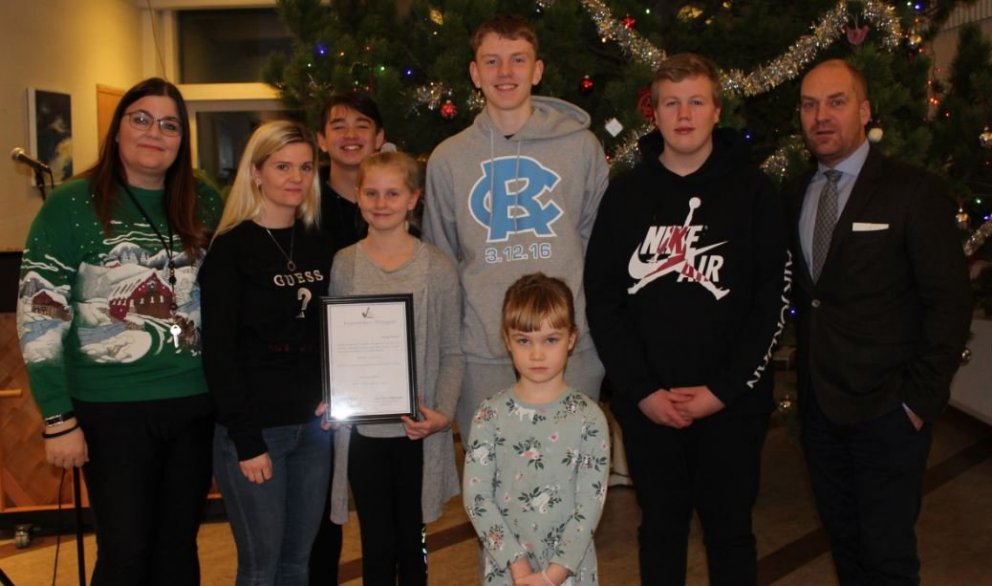 Styrkurinn afhentur við hátíðlega athöfn. Á mynd má sjá Mattheu aðstoðarskólastjóra, Rögnu og Brynju…