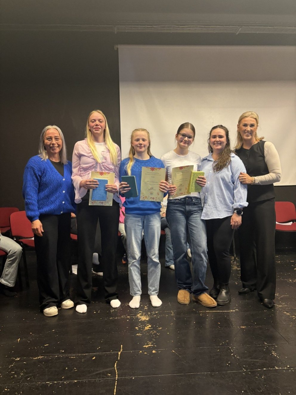 Hér má sjá þær Jönu Marín, Maren Sif og Lilju Snædísi auk umsjónarkennara og skólastjóra GÍÞ