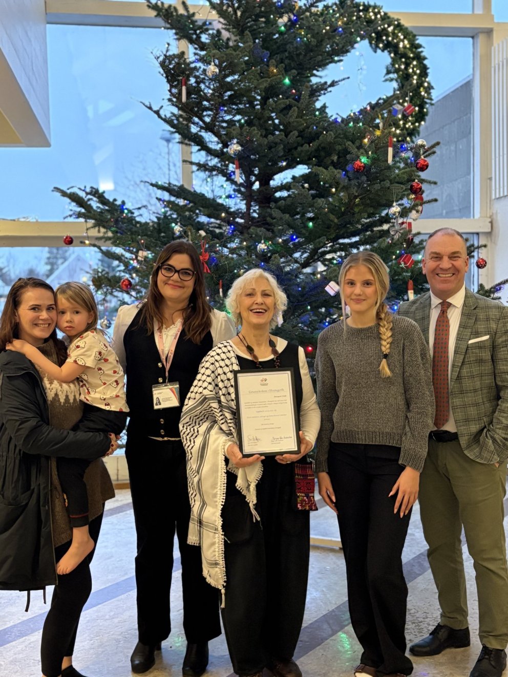 Helga Maren, yngsti nemandi skólans ásamt móður sinni - Matthea aðstoðarskólastjóri - Ragnheiður Ste&hellip;