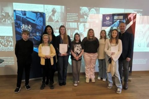 Hvergerðingar fremstir í flokki á verðlaunaafhendingu ensku smásagnakeppninnar