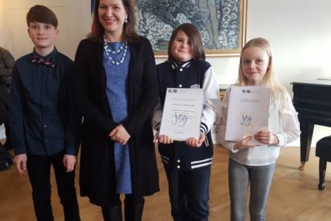 Verðlaunahafarnir úr Hveragerði ásamt forsetafrúnni (f.v.) Heiðar Þór, Eliza, Kveldúlfur Ari og Sigr…