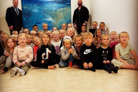 Nemendur í 1. bekk ásamt Sævari Þór skólastjóra og Víði Mýrmann listmálara