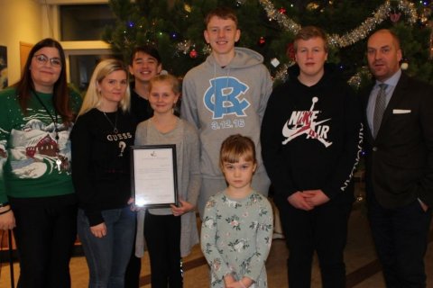 Styrkurinn afhentur við hátíðlega athöfn. Á mynd má sjá Mattheu aðstoðarskólastjóra, Rögnu og Brynju…