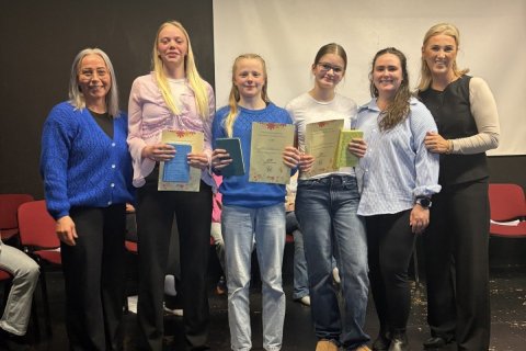 Hér má sjá þær Jönu Marín, Maren Sif og Lilju Snædísi auk umsjónarkennara og skólastjóra GÍÞ