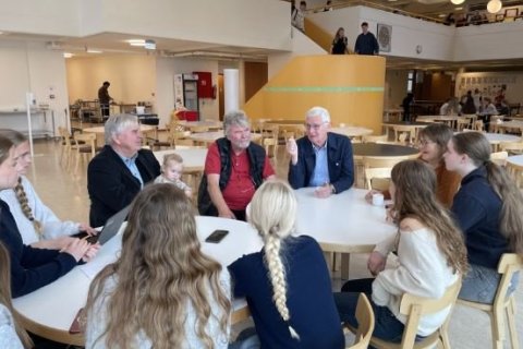 Guðjón Sigurðsson, Sigurður Þráinsson, Valdimar Bragason gamlir bekkjabræður og Margrét Magnúsdóttir…