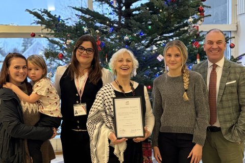 Helga Maren, yngsti nemandi skólans ásamt móður sinni - Matthea aðstoðarskólastjóri - Ragnheiður Ste&hellip;